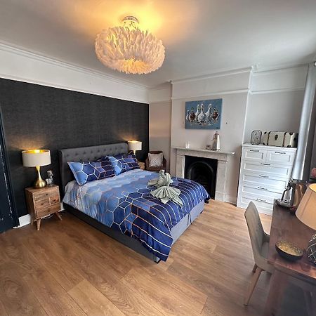 Large Bedroom In Beautiful House Londra Exterior foto