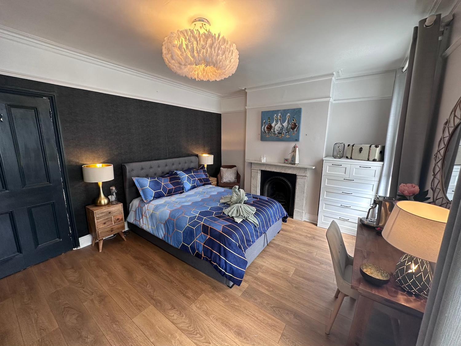 Large Bedroom In Beautiful House Londra Exterior foto