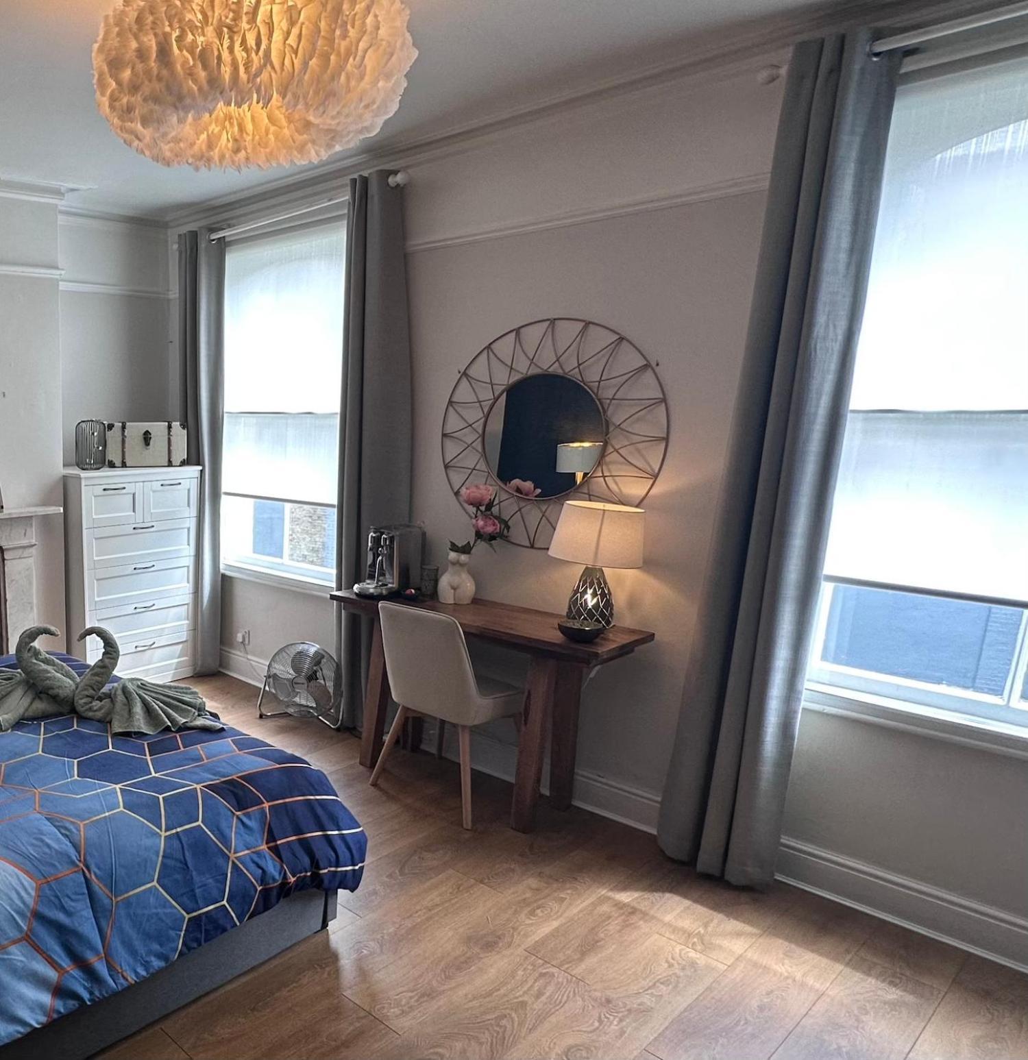 Large Bedroom In Beautiful House Londra Exterior foto